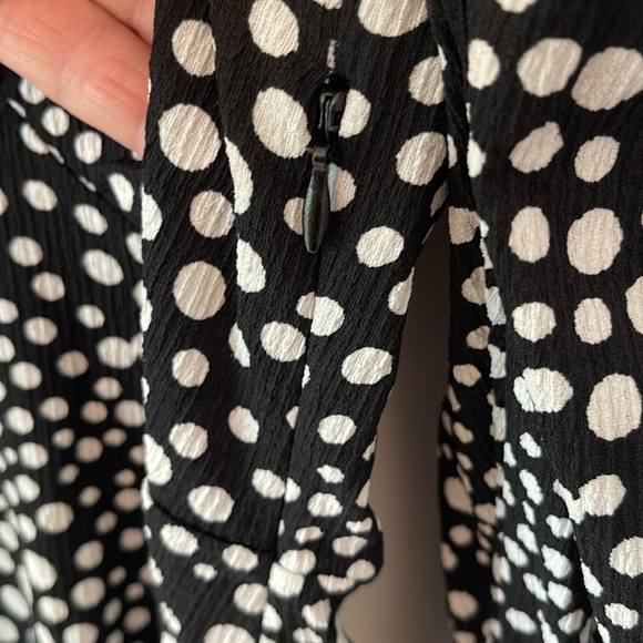 TOPSHOP Black and White, V Neck, Mini Tea Dress - Picture 8 of 9